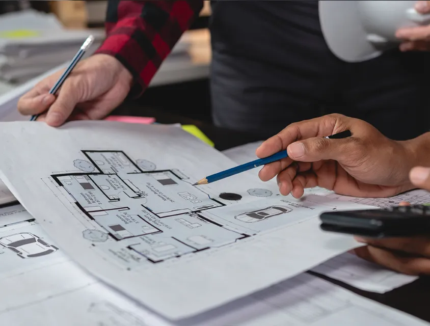 Persona lavando marco de ventana